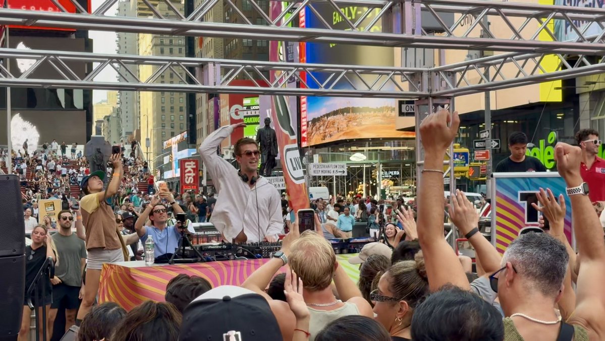 TimesSquareNYC's tweet photo. Our TSQ Live season was full of incredible live music, DJ sets, and dance classes! 🕺🎶🪩 Thank you @nasdaq for supporting live performances in the plazas of #TimesSquare 🌟 See you next summer! 

#NYC #TSQLive #NYCFreeEvents #NewYork

📸: Michael Hull https://t.co/DJGdODEyyY