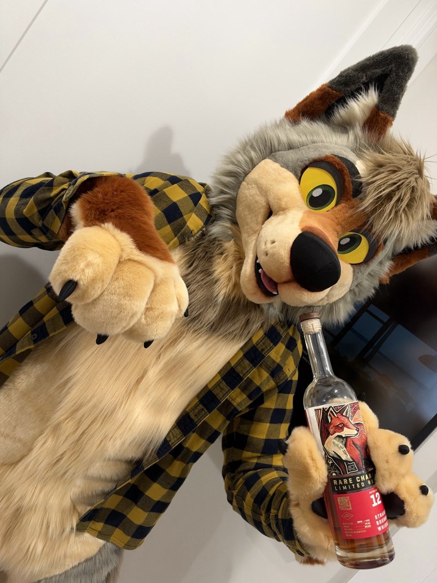 kilometers's tweet photo. It's 5 o'clock somewhere. #FursuitFriday 

🪡: JayCostumes https://t.co/ALKtgkGmB0