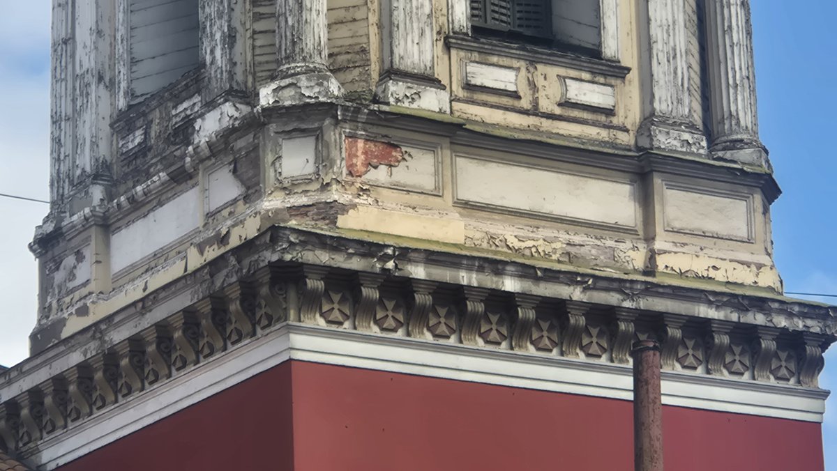 cristiangzab's tweet photo. Estimados  @Muni_Stgo
@MinistroPoduje el estado del campanario de la emblemática iglesia san francisco es muy malo. Tiene un gran valor patrimonial que no podemos perder, habla mal de nuestra ciudad, deben organizar un plan de restauración urgente. @CNNChile @GobiernodeChile https://t.co/0yd9shY6xu