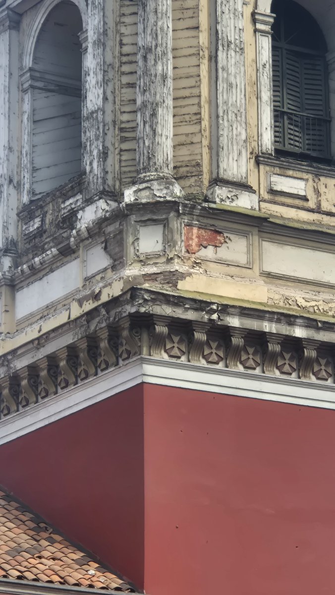 cristiangzab's tweet photo. Estimados  @Muni_Stgo
@MinistroPoduje el estado del campanario de la emblemática iglesia san francisco es muy malo. Tiene un gran valor patrimonial que no podemos perder, habla mal de nuestra ciudad, deben organizar un plan de restauración urgente. @CNNChile @GobiernodeChile https://t.co/0yd9shY6xu
