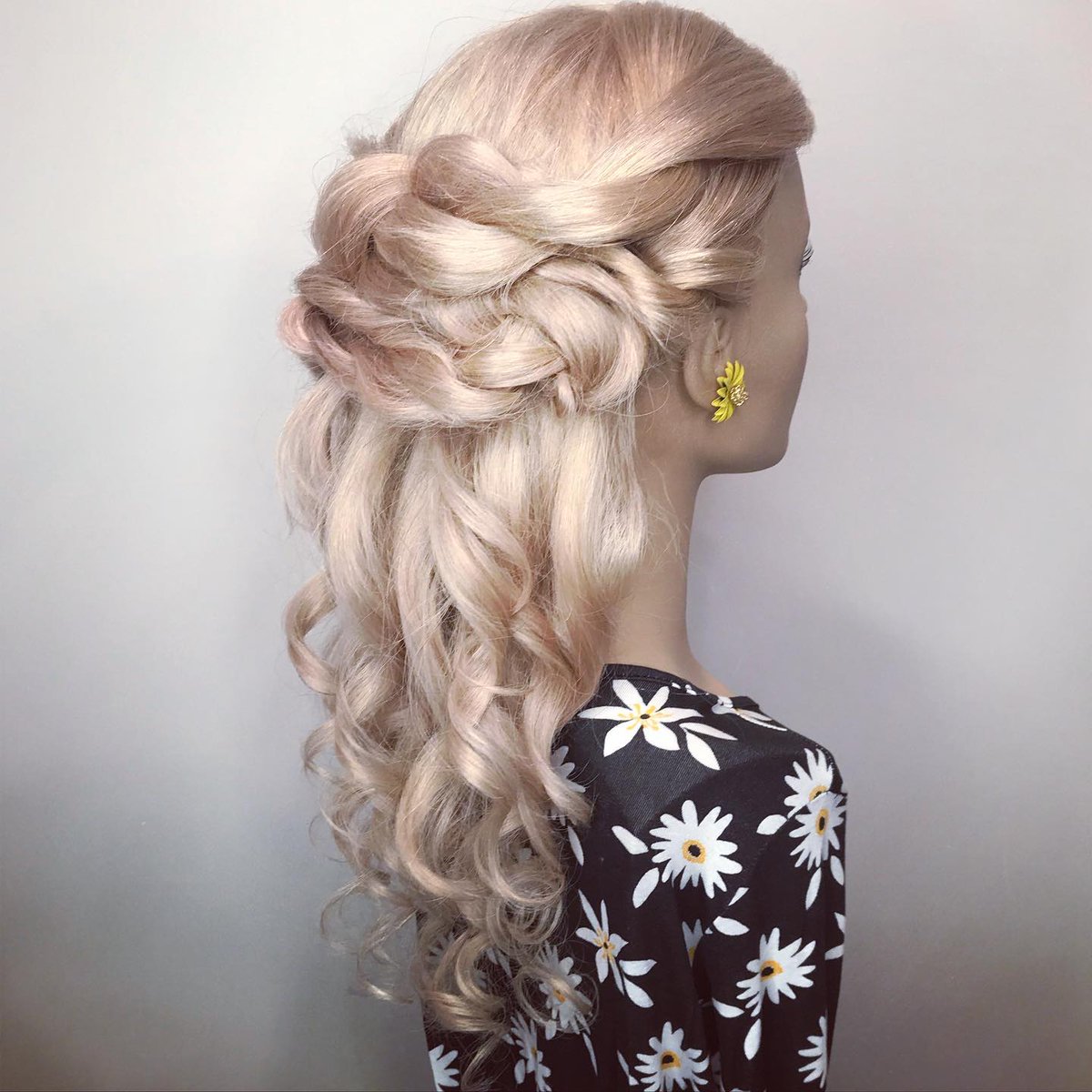 elmen_jesus's tweet photo. Spring

A spring theme, so she’s wearing a Daisy Jumpsuit from Boohooau and beautiful yellow daisy flower earrings by kishaandco. Check out my IGTV for the short tutorial. https://t.co/9xw7lPWWey