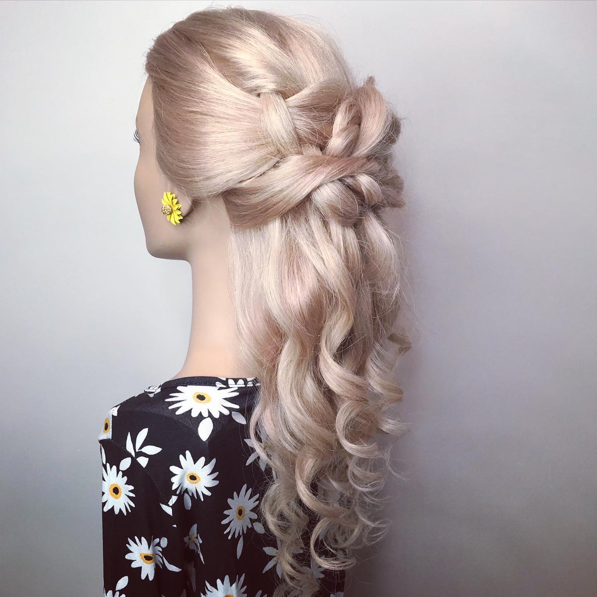 elmen_jesus's tweet photo. Spring

A spring theme, so she’s wearing a Daisy Jumpsuit from Boohooau and beautiful yellow daisy flower earrings by kishaandco. Check out my IGTV for the short tutorial. https://t.co/9xw7lPWWey