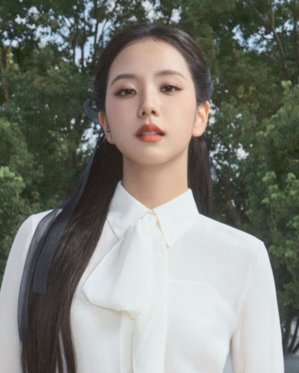 hiroppi_sp's tweet photo. Dior’s official princess!! 

Serving pure perfection on https://t.co/avjcsaudJn with her fresh, poetic beauty look. She never fails to mesmerize!

🔗 https://t.co/r8Qtfzfm4V

HUMAN DIOR JISOO AT PFW  #JISOOxDiorSummer27 @Dior https://t.co/Om3ntDbvSa