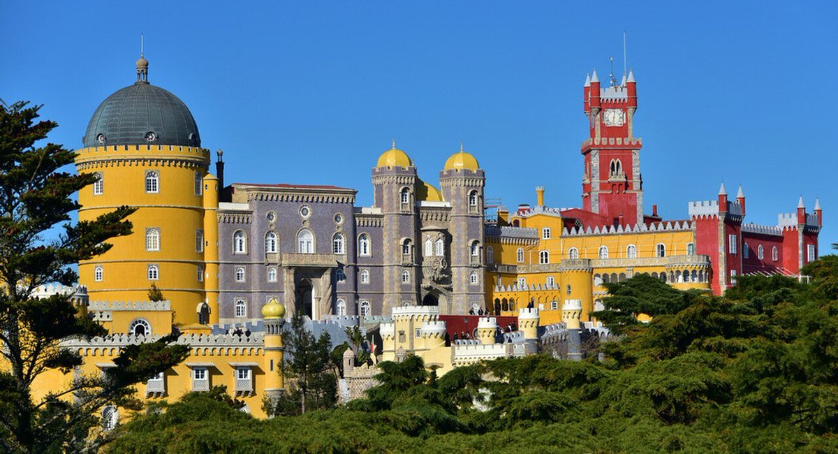 past_path's tweet photo. This looks like a 1,000-year-old fairy-tale castle. 🏰

It's younger than the railway.

Welcome to Sintra  the most magical hilltop in Europe, where almost nothing is as old as it looks. 🇵🇹🧵 https://t.co/rPWVvGAlom
