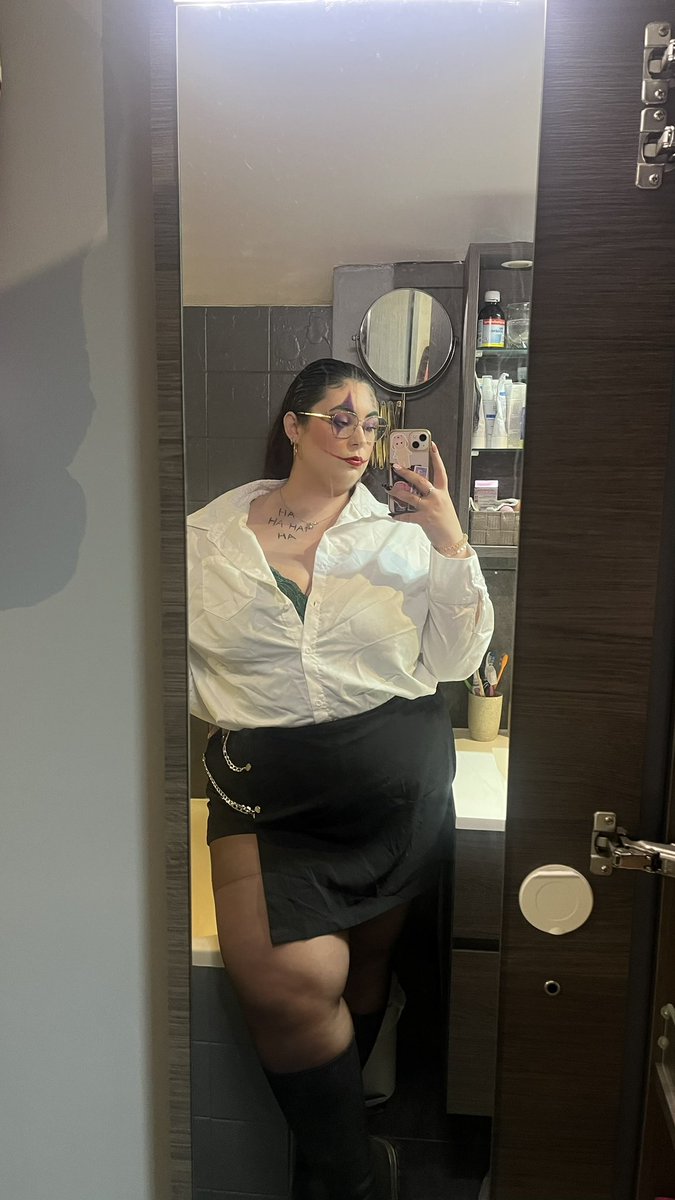 callmegwnn's tweet photo. Spooky season oblige, je poste mon costume du Joker de l’année dernière 🃏🎃 https://t.co/8FFEonstDX