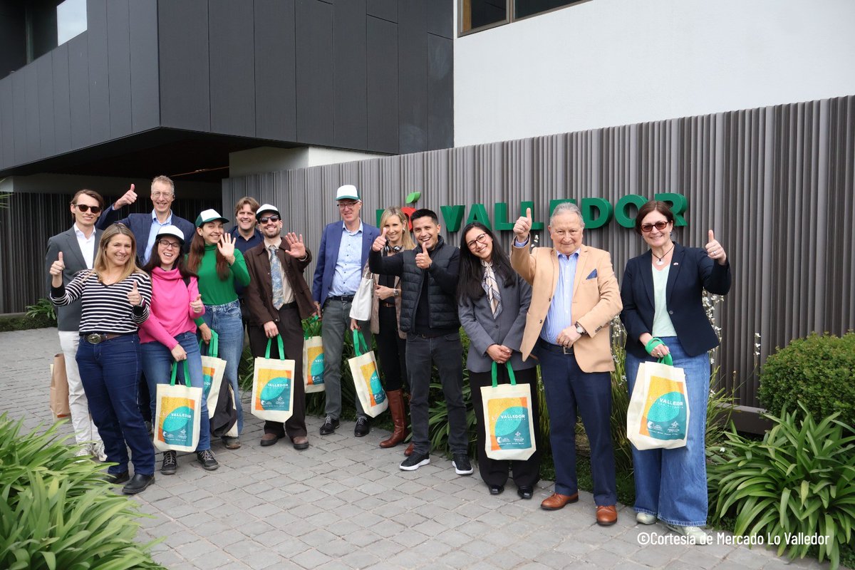 FAOChile's tweet photo. FAO Chile, la Embajada del Reino de los Países Bajos y @ODEPA visitaron hoy el Mercado @lo_valledor para conocer innovadoras iniciativas que están evitando que toneladas de alimentos se pierdan o desperdicien 🚯 https://t.co/wVED9QZzJ6