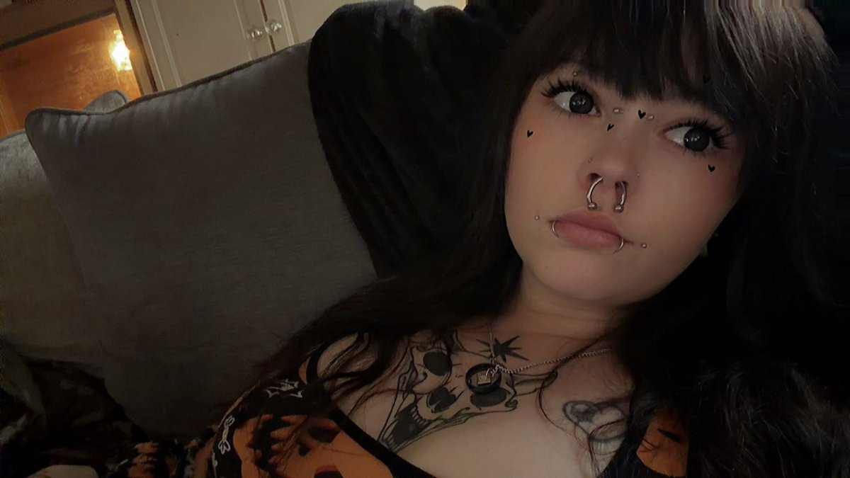 mandiisdaddy's tweet photo. I’ve found the perfect bong, and a good beta is going to buy it for me✨

Don’t you want to watch your Goddess of a Daddy smoke some top maryjane out of this beautiful glass🥵

You might not be able to physically give me your heart, but you can get pretty close😚

Ballbusting CBT Femdom FindomUK 
Smoker Stoner Smokefetish 
Cheshire England