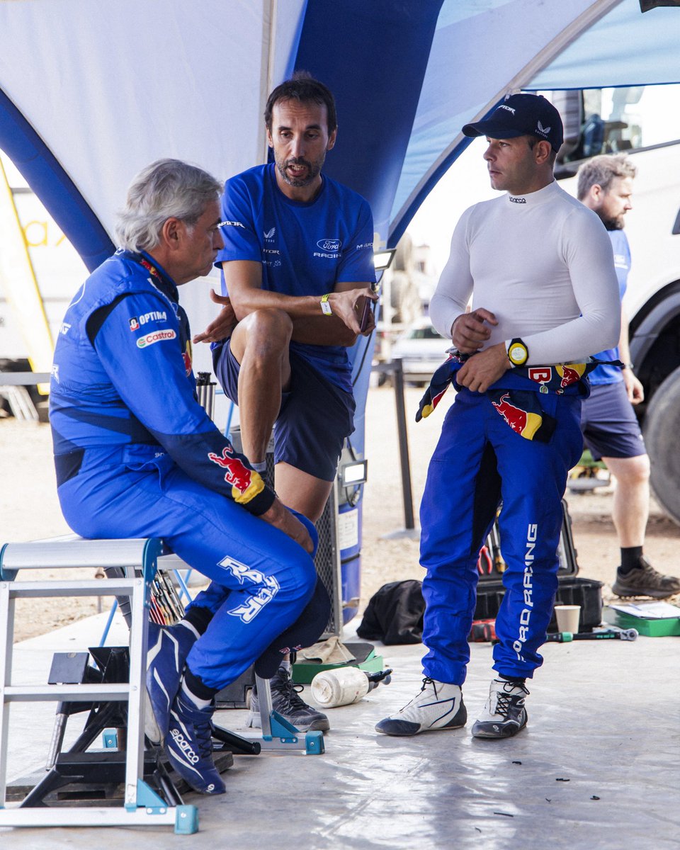 CSainz_oficial's tweet photo. Etapa complicada hoy. Salíamos segundos, con pocas referencias por delante, y un problema de navegación nos ha hecho perder unos 5 minutos en un punto. Después hemos tenido también un pinchazo lento. No ha sido nuestra mejor etapa, pero llegamos al último día P3 en la general. Mañana intentaremos cerrar el rally manteniendo nuestra posición en el podio! Vamos equipo! 💪🏼 @FordRacing @MSportLtd 

A tricky stage today. We started second, with very few references ahead of us, and a navigation issue cost us around 5 minutes at one point. We also had a slow puncture later on. It wasn’t our best stage, but we head into the final day P3 overall. Tomorrow we’ll try to finish the rally holding on to our podium position! Let’s go team! 💪🏼 @FordRacing @MSportLtd