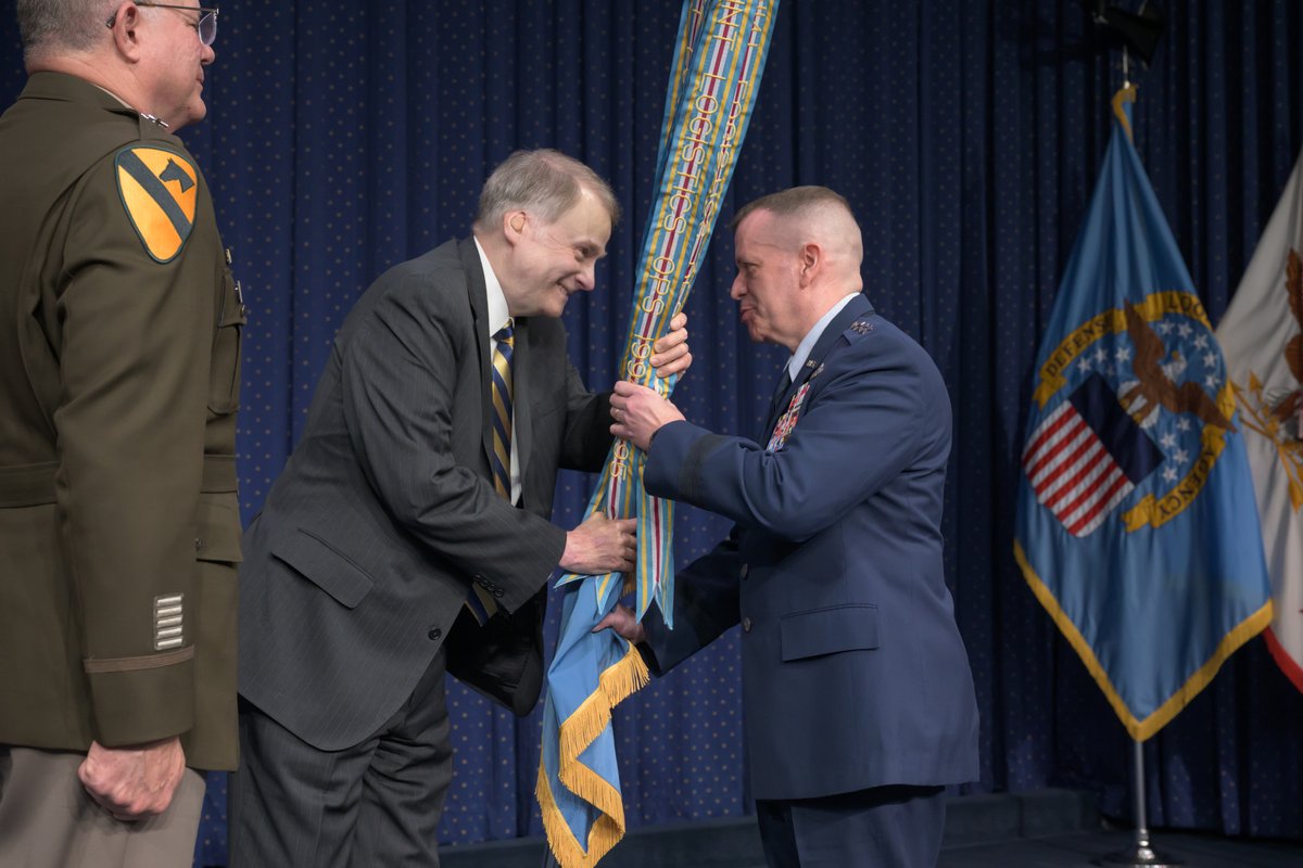 DLAMIL's tweet photo. Lt Gen David Sanford has officially become DLA's 22nd director as outgoing #DLADirector LTG Mark Simerly passed the role to Lt Gen Sanford during today's change of responsibility ceremony.

Join us in welcoming Lt Gen Sanford and wishing LTG Simerly well in retirement! https://t.co/5A9JMddB7N