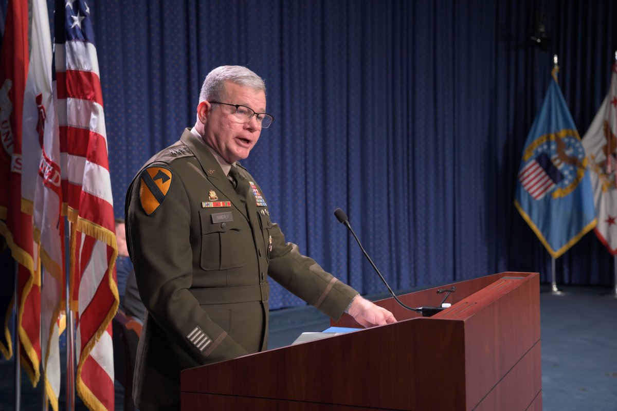 DLAMIL's tweet photo. Lt Gen David Sanford has officially become DLA's 22nd director as outgoing #DLADirector LTG Mark Simerly passed the role to Lt Gen Sanford during today's change of responsibility ceremony.

Join us in welcoming Lt Gen Sanford and wishing LTG Simerly well in retirement! https://t.co/5A9JMddB7N