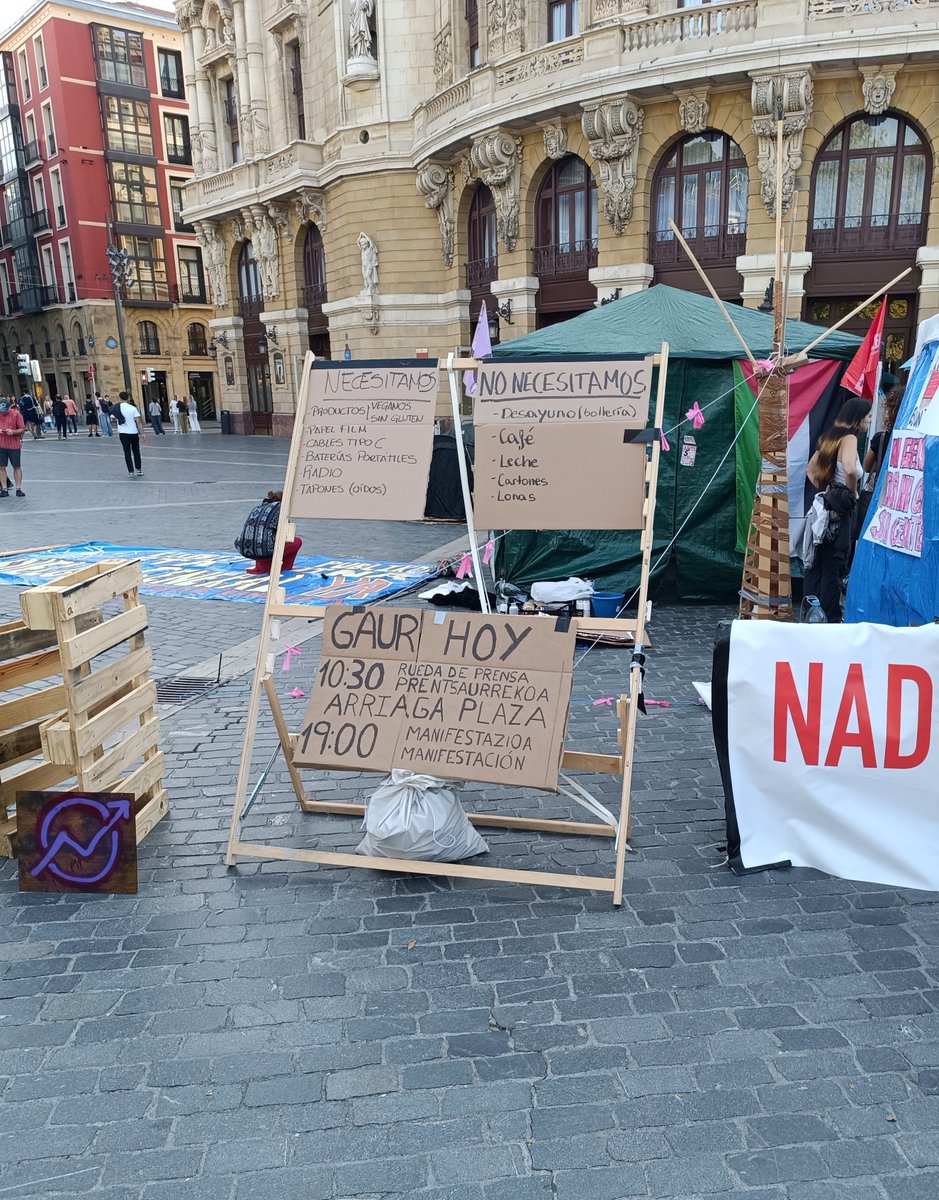 angellecce1's tweet photo. Cosas que necesitan las chicas de la acampada de Bilbo https://t.co/swWDaKps4K