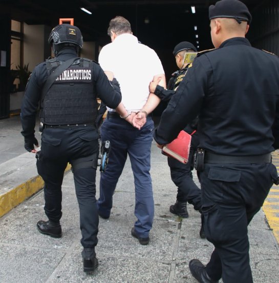 sincensuraGua's tweet photo. #Extraditable 🛫🇺🇲 Alejandro Beltranena Solís, detenido este viernes, con fines de extradición a EE. UU., señalado de delitos sexuales y secuestro, acudirá a la audiencia para solventar su situación. El Tribunal Quinto conocerá el caso https://t.co/RFxJtJ4nJU