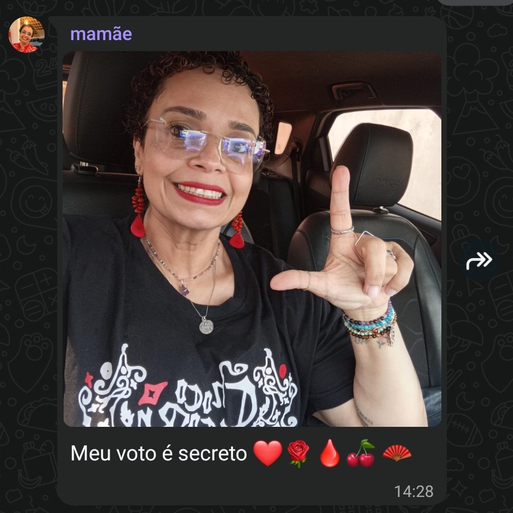 souvlakr's tweet photo. minha mae linda de esquerda e fã da chococorn https://t.co/E9Nrg6g1H2