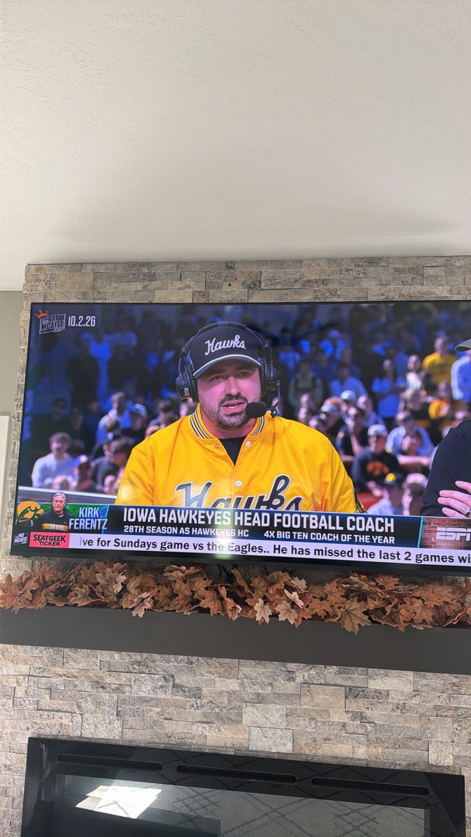 mrcoachdavis's tweet photo. Emotional @tyschmit plus emotional Kirk equals HAWKS BY A MILLION!!! https://t.co/0BS877CfbP