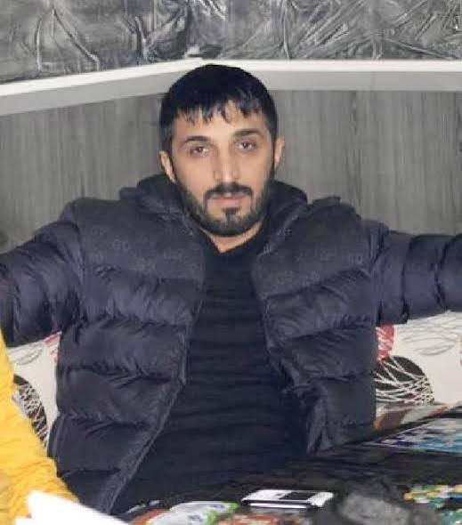 haticeeakssu's tweet photo. Özel Haber: Çingene Ümit saldırısında yeni iddia: Daltonlar mı, Ay Grubu mu?

Ümit Yalçın’a yönelik saldırının arkasında kim var? Soruşturma sürerken iki farklı ihtimal öne çıkıyor: Daltonlar ile bağlantılı bir hesaplaşma mı, yoksa Halil Ay’ın yalnız bırakıldığı iddiası üzerinden Ay Grubu’nun misillemesi mi?

“Çingene Ümit” lakabıyla bilinen Ümit Yalçın’ın İspanya’nın Malaga kentinde silahlı saldırıya uğraması, Türkiye’deki suç örgütleri arasındaki geçmiş hesaplaşmaları yeniden gündeme taşıdı.
Yalçın’ın saldırıya uğramasının ardından ilk dikkat çeken ihtimal, 2025’te Malaga’da öldürülen Daltonlar yöneticisi Caner Koçer’le bağlantılı olası bir intikam zinciri oldu. İspanyol basınında da polis soruşturmasının Daltonlar ile Casperlar arasındaki olası çatışma üzerinde durduğu aktarıldı. 

Ancak İspanyol makamlarının saldırının kesin fail ve motivasyonunu kamuoyuna açıkladığına dair bir bilgi bulunmuyor.
Ancak dosyanın geçmişi bununla sınırlı değil.

Ümit Yalçın’ın adı, Halil Ay dosyasındaki gelişmeler nedeniyle de daha önce gündeme gelmişti. 2024 yılında yayımlanan iddianame haberlerinde Yalçın’ın adı uyuşturucu ticareti iddiaları kapsamında geçmiş, Halil Ay’a yönelik saldırı ve sonrasındaki gelişmeler ise Daltonlar bağlantısı üzerinden aktarılmıştı.

Halil Ay, 2023’te İstanbul’da uğradığı saldırıdan yaralı kurtulmuş, daha sonra Fransa’da öldürülmüştü. 2026 tarihli soruşturma haberlerinde ise Ay’ın ölümünün ardından Ay Grubu üyelerinin intikam eylemleri planladığına ilişkin savcılık tespitleri kamuoyuna yansıdı.
Bu tablo yeni bir soruyu gündeme getiriyor:

Yalçın’ın hedef alınması, Daltonlar ile geçmişten gelen bir hesaplaşmanın devamı mıydı; yoksa Halil Ay’ın çevresinde yaşanan kopuş ve “yalnız bırakıldığı” yönündeki iddiaların ardından Ay Grubu tarafından gerçekleştirilen bir misilleme mi?
