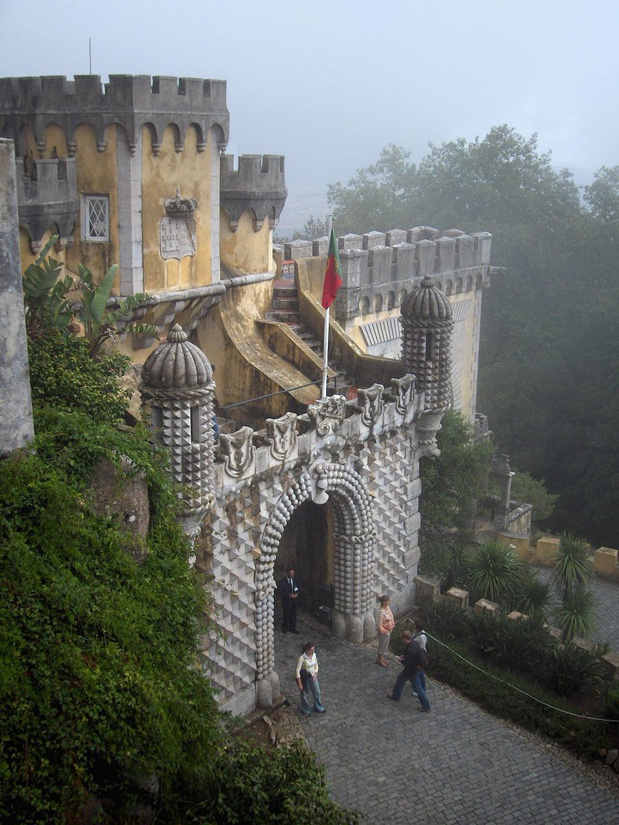 past_path's tweet photo. Pena Palace. Red towers, a blue dome, a drawbridge that never defended anything.

Everyone thinks it's medieval.

It was built in the 1840s–50s by an artist-king, Ferdinand II  on the ruins of a monastery the 1755 earthquake had flattened.

It's a daydream in stone. 🎨 https://t.co/HTQ8Gz82zf