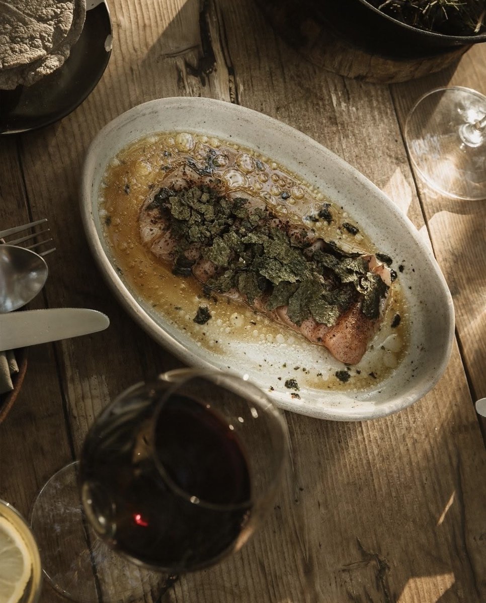 LaRuta_vcc's tweet photo. 🔥Descubre Primitivo un rincón al aire libre bajo un encino centenario donde la cocina de leña, fuego y hierro transforma cada ingrediente en una experiencia para desconectarte y saborear sin prisas. 🌿

#michelinguide #michelinstar #valledeguadalupe #foodie #foodtravel #ensenada https://t.co/f9hQ0vVlnP