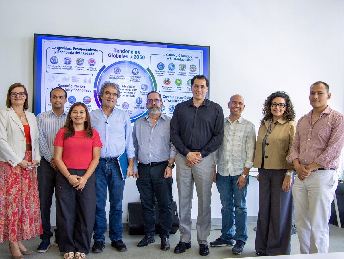 sergio_fajardo's tweet photo. Estoy en México retomando mis actividades en el Tec de Monterrey y haciendo una de las cosas que más me apasionan: enseñar.

En Querétaro he conversado con estudiantes, académicos y líderes de la ciudad sobre educación, liderazgo, urbanismo y transformación social.

También he conocido proyectos que están pensando cómo construir mejores ciudades desde la innovación, la participación y el trabajo colectivo.

@TecdeMonterrey