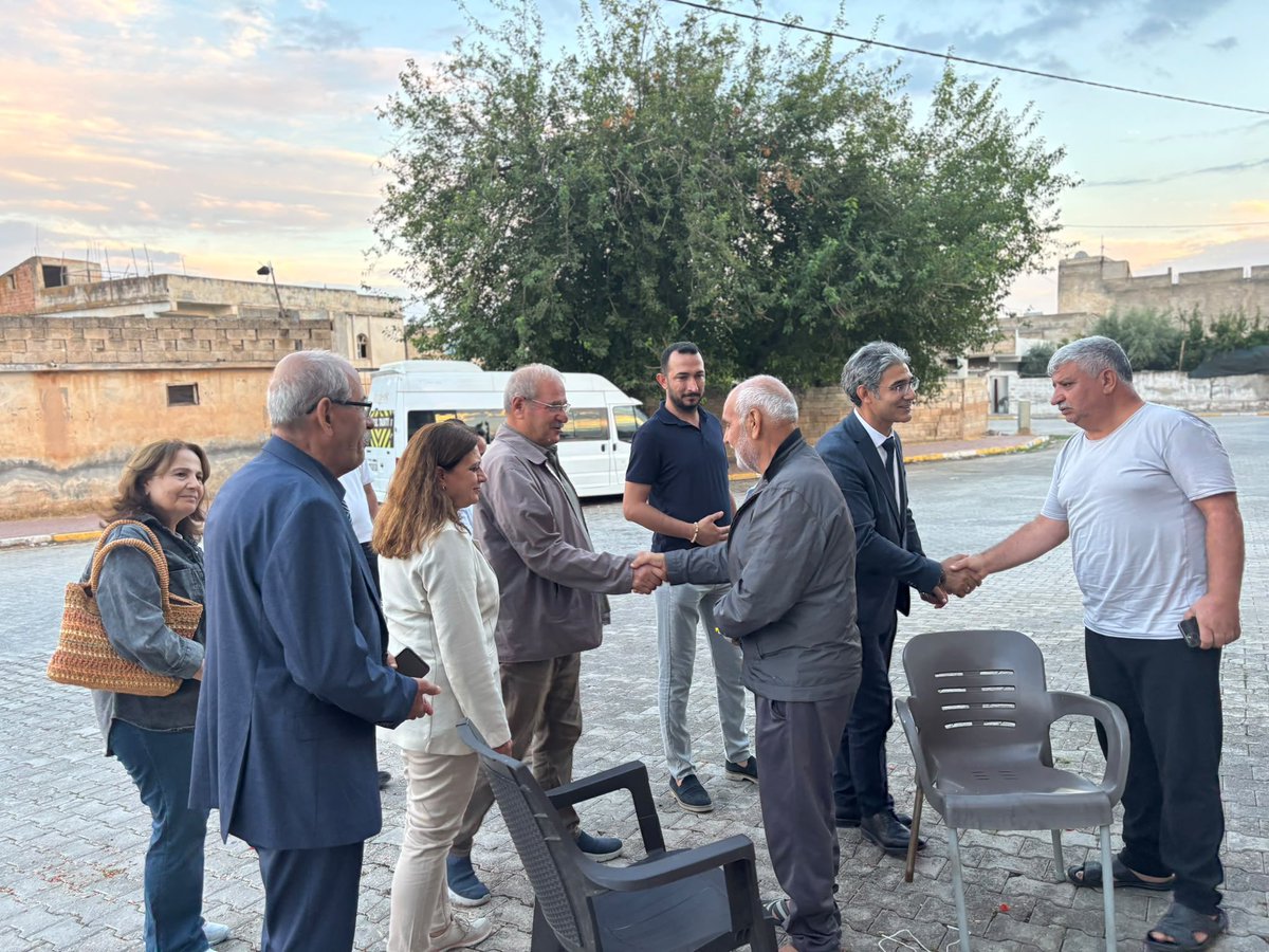 urfayeniparti's tweet photo. KISAS’TA YENİ PARTİ’NİN VİZYONUNU VE HEDEFLERİNİ ANLATTIK

Yeni Parti Şanlıurfa İl Başkanımız Ecz. Bozan Sürücü, İl Kadın Kolları Başkanımız Melek Coşkun, İl Gençlik Kolları Başkanımız Arif Can Konu ve İl Yönetimimizle birlikte Kısaslı gençlerimiz ve hemşehrilerimizle bir araya geldik.

Sorunları, talepleri ve beklentileri tek tek dinledik, notlarımızı aldık.

Dinleyen, değer veren ve çözüm için çalışan bir anlayışla halkımızın yanındayız.

Bu güzel buluşmadaki ev sahipliği ve misafirperverliği için İl Gençlik Kolları Başkanımız Arif Can Konu’ya ve Eski Kısas Belediye Başkanı Ali Ersöz’e teşekkür ediyoruz.

Kısas’ın sesi, Şanlıurfa’nın sesi.

@yenipartiyiz @eczozgurozel @EnsarAytekin10 @MTanal 
@Konuarifcan @Melekcoskunn4