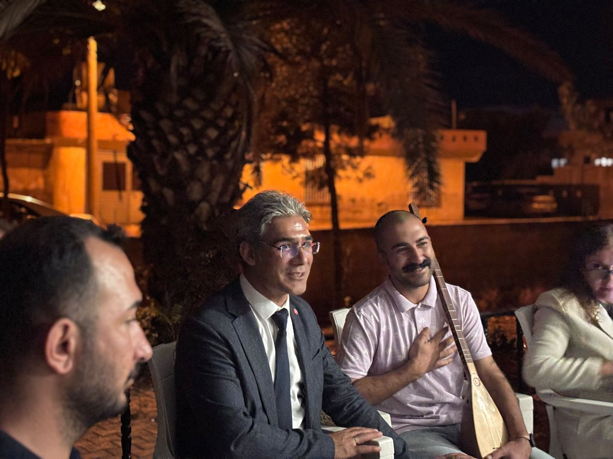 urfayeniparti's tweet photo. KISAS’TA YENİ PARTİ’NİN VİZYONUNU VE HEDEFLERİNİ ANLATTIK

Yeni Parti Şanlıurfa İl Başkanımız Ecz. Bozan Sürücü, İl Kadın Kolları Başkanımız Melek Coşkun, İl Gençlik Kolları Başkanımız Arif Can Konu ve İl Yönetimimizle birlikte Kısaslı gençlerimiz ve hemşehrilerimizle bir araya geldik.

Sorunları, talepleri ve beklentileri tek tek dinledik, notlarımızı aldık.

Dinleyen, değer veren ve çözüm için çalışan bir anlayışla halkımızın yanındayız.

Bu güzel buluşmadaki ev sahipliği ve misafirperverliği için İl Gençlik Kolları Başkanımız Arif Can Konu’ya ve Eski Kısas Belediye Başkanı Ali Ersöz’e teşekkür ediyoruz.

Kısas’ın sesi, Şanlıurfa’nın sesi.

@yenipartiyiz @eczozgurozel @EnsarAytekin10 @MTanal 
@Konuarifcan @Melekcoskunn4
