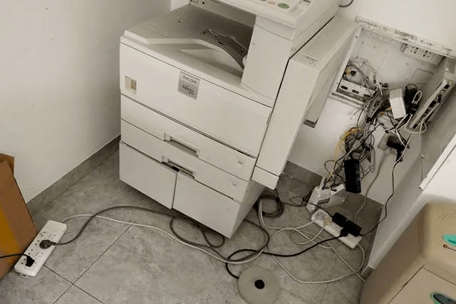 IsabelChribpui's tweet photo. Hoy en la oficina, la impresora se negó a funcionar solo cuando necesité imprimir el proyecto final. Todos nos reímos cuando finalmente se atascó un chicle que había tirado un compaero hace semanas. https://t.co/asHLr8esr6