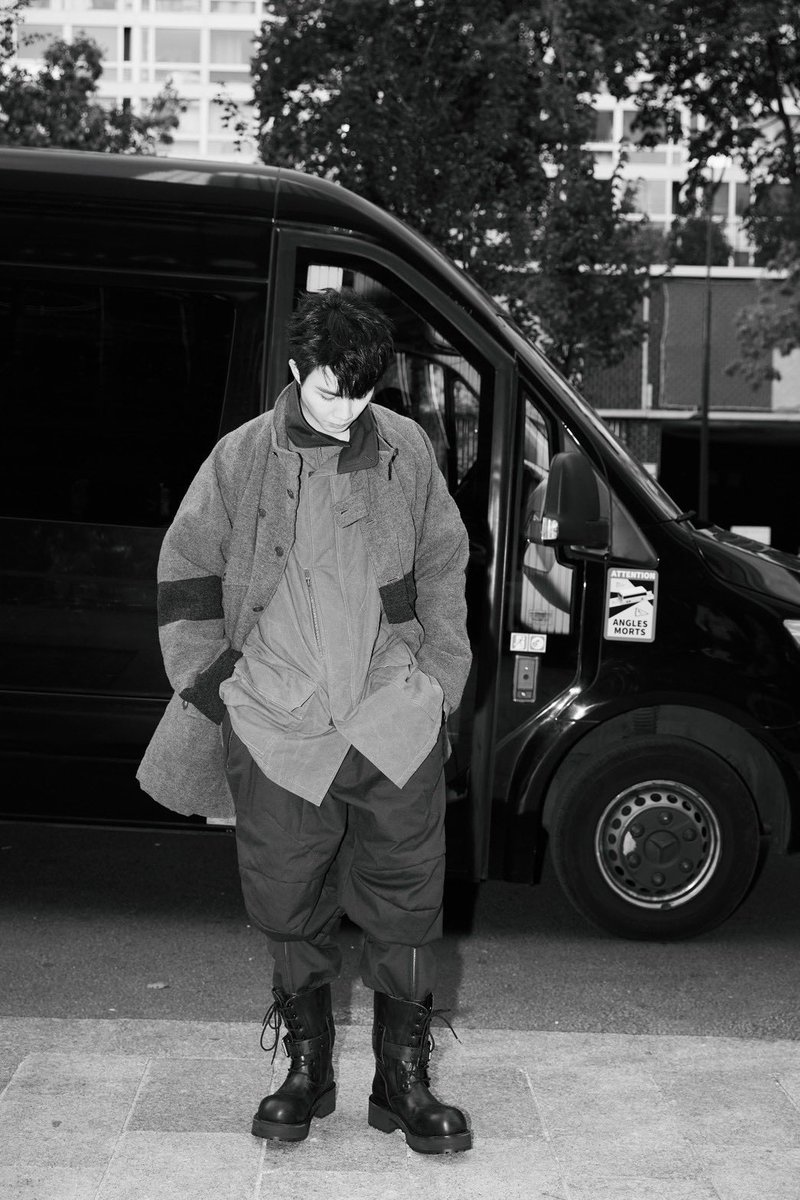 DomundiTV's tweet photo. THE ART OF INDIVIDUALITY 

Zee Pruk @zee_pruk embraces Yohji Yamamoto’s distinctive aesthetic, bringing an artistic edge and a contemporary perspective to a look that reflects his unique sense of style at Paris Fashion Week SS 2027.

ZEE PRUK IN PFW 2027
#YohjiYamamotoXZeePruk
#YohjiYamamoto
#ZeePruk