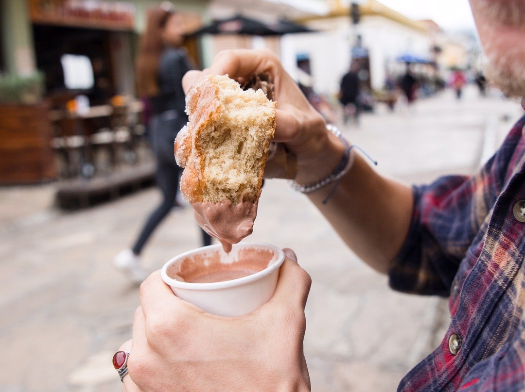 AdalineOakyhce's tweet photo. @BarcelonaTurismo Esta maana tomé un café con churros en la Plaza Real, el aroma del chocolate caliente se mezclaba con las risas de los turistas… el viajar se siente así, de pequeos tesoros cotidianos! https://t.co/1XZLUdCabE