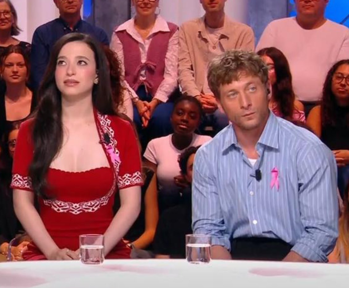mikeymadisonuni's tweet photo. Mikey Madison and Jeremy Allen White wearing pink ribbons. October is Breast Cancer Awareness Month 🩷 https://t.co/uSloTcxRFl
