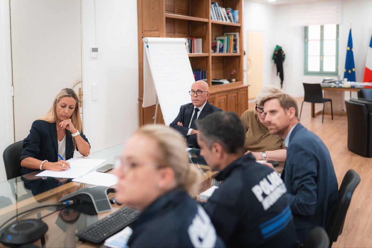 eciotti's tweet photo. En mairie, avec la première adjointe Françoise Souliman, pour une visioconférence avec le Préfet Jean-Marie Girier, les représentants des forces de l'ordre et de l'Éducation nationale, ainsi que les villes des Alpes-Maritimes, pour faire le point sur les violences commises en marge des mobilisations lycéennes dans le département. 

À Nice, la Police municipale est pleinement engagée, en coordination avec la Police nationale, pour sécuriser les abords des établissements et interpeller les auteurs et les services de la Ville ont également retiré tous les objets pouvant servir de projectiles. 

Tout est mis en œuvre pour mettre fin aux agissements casseurs qui ne cherchent qu'à semer le chaos par la violence !