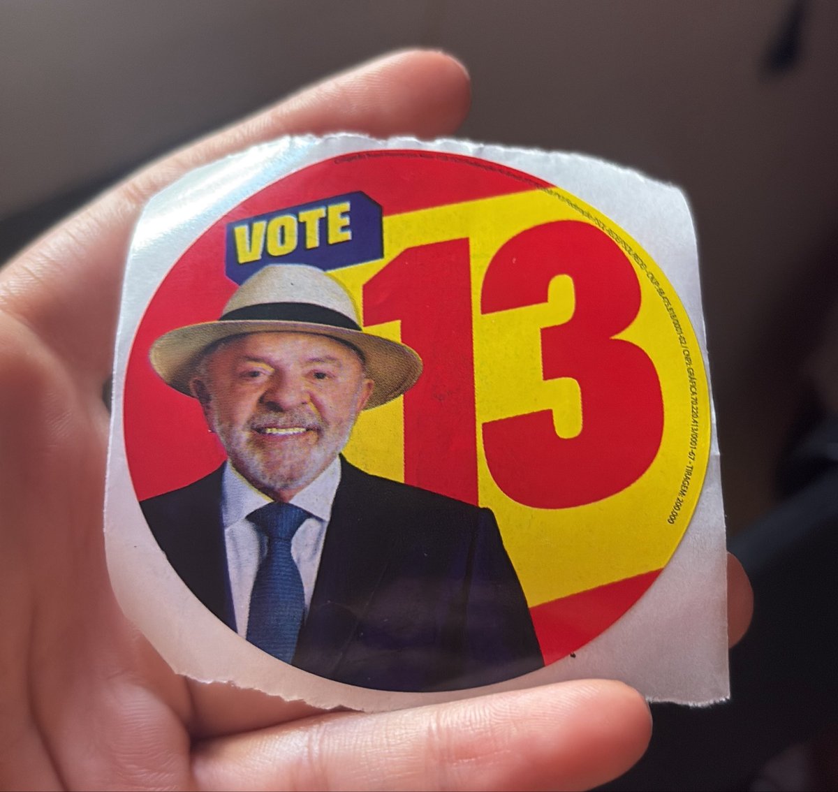 debsmelon's tweet photo. Finalmente consegui um (01) adesivo do Lula 
sem “pais ricos”.  
sem herança.  
eu não tive sorte. 
eu estabeleci uma meta e a alcancei. 
disciplina, consistência e prioridades. https://t.co/IYwN95CbTH