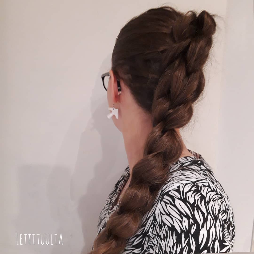 ssstandshore's tweet photo. I'm so glad I learned the three-strand pull-through braid! https://t.co/Ny938E4y5H