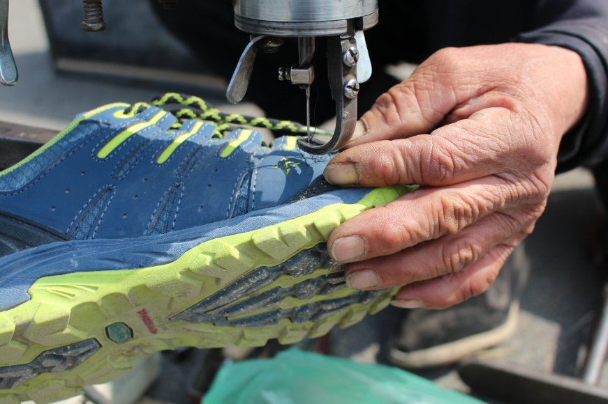 JaylaFenniswee's tweet photo. Hoy se me rompió el zapatos en la calle, una abuela me ayudó a coserlo con aguja e hilo que llevaba en su bolso. La bondad siempre está en pequeos detalles ， https://t.co/bvybozxUba