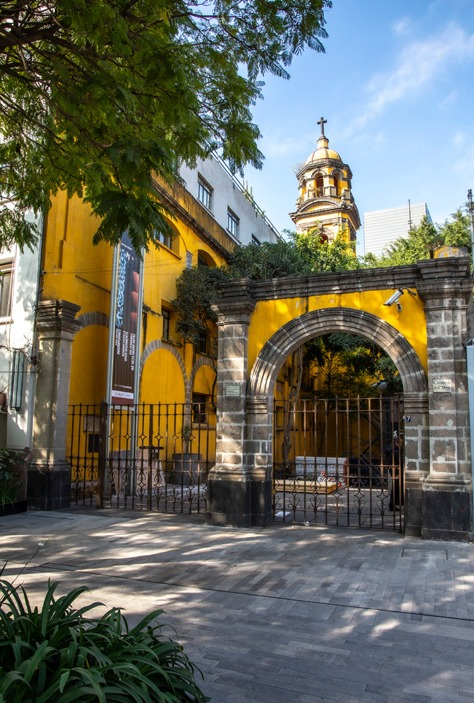 Centro_CDMX's tweet photo. ¿#SabíasQué el @ArteAlameda abrió sus puertas en el año 2000 y pronto se convirtió en un referente por su labor de mediación entre las audiencias y enfoques vanguardistas en la producción artística? https://t.co/8iKBOrSxy3
