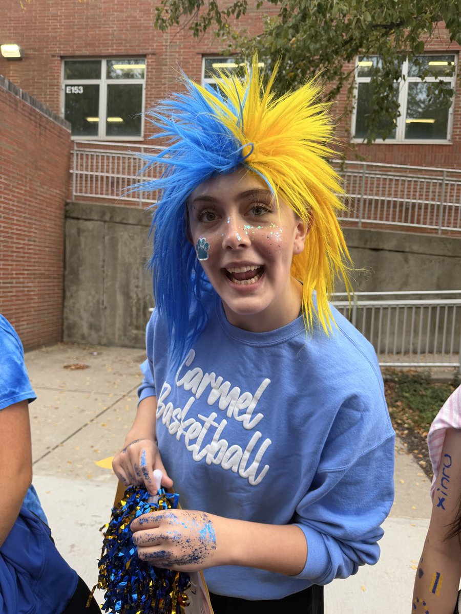 CHS_Womensbball's tweet photo. Carmel GBB had SPIRIT at the homecoming parade! LET’S GO HOUNDS 🔵🟡 https://t.co/3po3gv8qJO