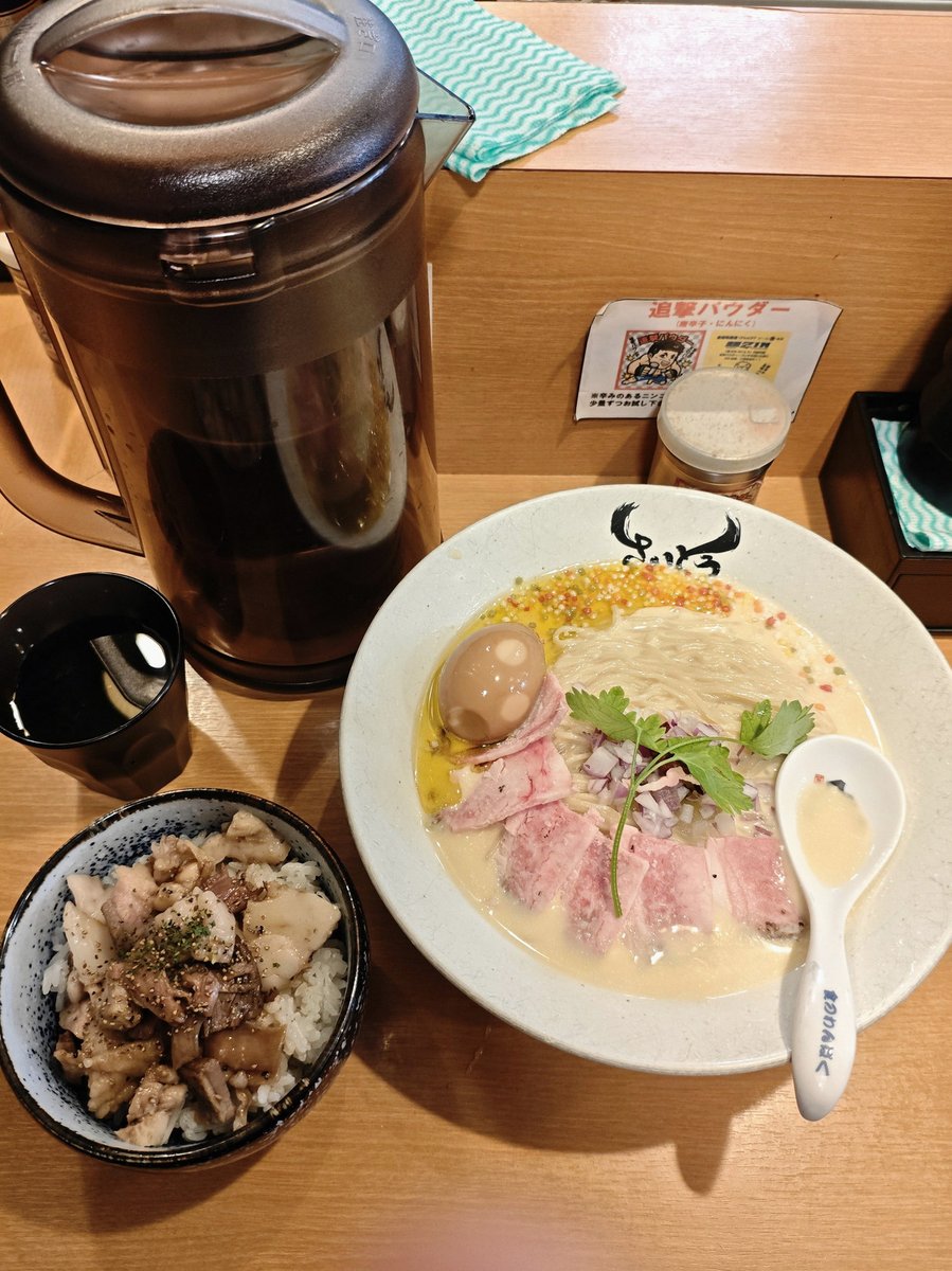 kaba1228baka's tweet photo. わんこのこと大好きなのに、一生わんこに後退りされる、鮪。 https://t.co/myT6EbDgCQ