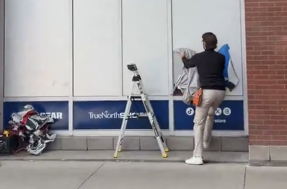 FranceJets's tweet photo. On retire les affiches du gréviste sur les murs du Canada life centre... https://t.co/PPewBozyqS