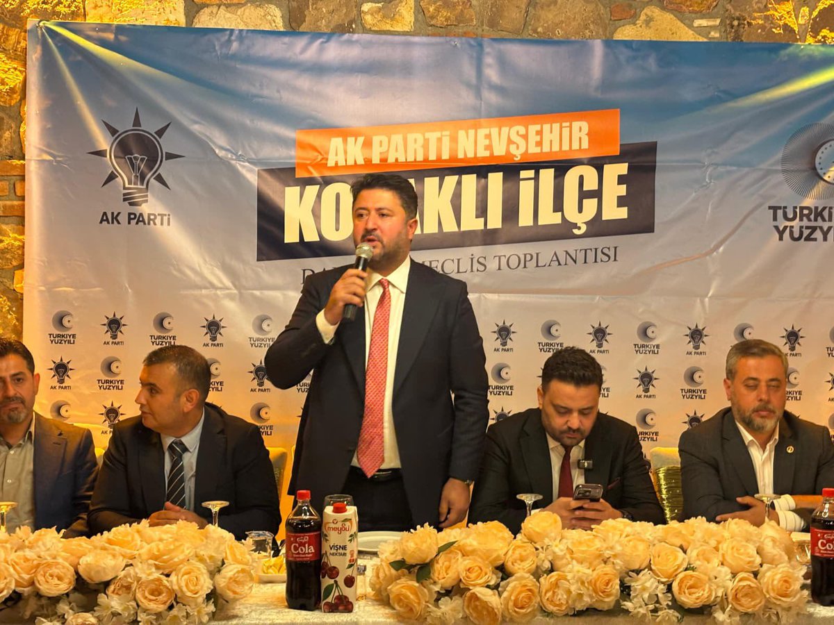 EmreCaliskan_50's tweet photo. 📍 Kozaklı İlçe Danışma Meclisi Toplantısı

İl Başkanımız @av_mfa , Milletvekilimiz @MvSuleymanOzgun , Genel Merkez Siyasi Etik Kurulu Üyemiz @telli_engin , İlçe Başkanımız @Muhammet_Ozsa50 , İl Genel Meclisi Üyemiz Hasan Doğan ve kıymetli teşkilat mensuplarımız ile birlikte Kozaklı İlçe Danışma Meclisi Toplantımızı gerçekleştirdik.

Davamızın yükünü omuzlayan, her şartta sahada olan, gönülden gönüle köprü kuran teşkilat mensuplarımızla çalışmalarımızı değerlendirdik; Kozaklı’mız için atacağımız adımları istişare ettik.

Bizim en büyük gücümüz; aynı hedefe inanan, aynı heyecanı taşıyan, birlik ve beraberlik içerisinde yol yürüyen güçlü teşkilatımızdır.

Kozaklı’mızın her sokağında gönüllere dokunan teşkilatımızla; birliğimizi büyütmeye, kardeşliğimizi güçlendirmeye ve milletimizle omuz omuza yol yürümeye devam edeceğiz.