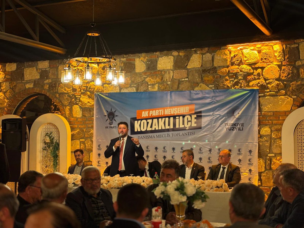EmreCaliskan_50's tweet photo. 📍 Kozaklı İlçe Danışma Meclisi Toplantısı

İl Başkanımız @av_mfa , Milletvekilimiz @MvSuleymanOzgun , Genel Merkez Siyasi Etik Kurulu Üyemiz @telli_engin , İlçe Başkanımız @Muhammet_Ozsa50 , İl Genel Meclisi Üyemiz Hasan Doğan ve kıymetli teşkilat mensuplarımız ile birlikte Kozaklı İlçe Danışma Meclisi Toplantımızı gerçekleştirdik.

Davamızın yükünü omuzlayan, her şartta sahada olan, gönülden gönüle köprü kuran teşkilat mensuplarımızla çalışmalarımızı değerlendirdik; Kozaklı’mız için atacağımız adımları istişare ettik.

Bizim en büyük gücümüz; aynı hedefe inanan, aynı heyecanı taşıyan, birlik ve beraberlik içerisinde yol yürüyen güçlü teşkilatımızdır.

Kozaklı’mızın her sokağında gönüllere dokunan teşkilatımızla; birliğimizi büyütmeye, kardeşliğimizi güçlendirmeye ve milletimizle omuz omuza yol yürümeye devam edeceğiz.