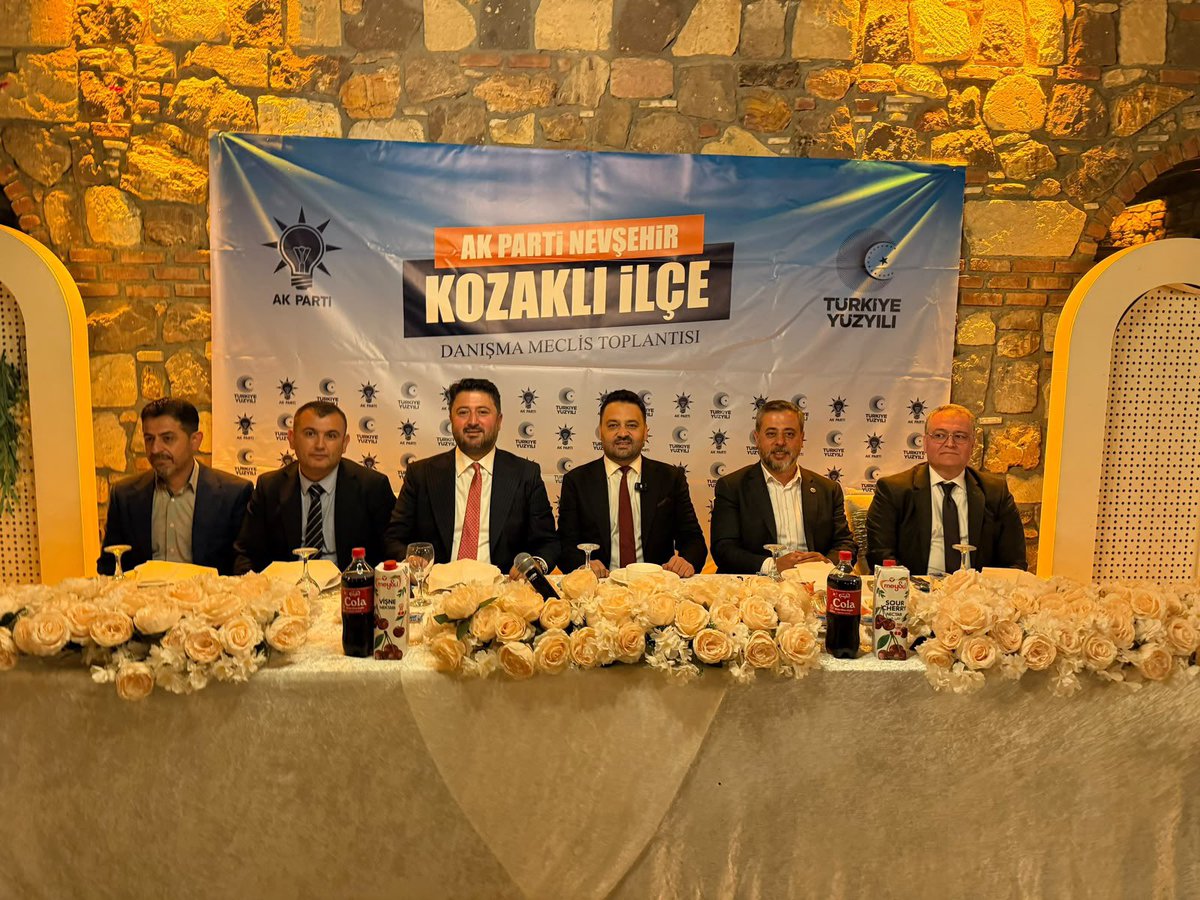 EmreCaliskan_50's tweet photo. 📍 Kozaklı İlçe Danışma Meclisi Toplantısı

İl Başkanımız @av_mfa , Milletvekilimiz @MvSuleymanOzgun , Genel Merkez Siyasi Etik Kurulu Üyemiz @telli_engin , İlçe Başkanımız @Muhammet_Ozsa50 , İl Genel Meclisi Üyemiz Hasan Doğan ve kıymetli teşkilat mensuplarımız ile birlikte Kozaklı İlçe Danışma Meclisi Toplantımızı gerçekleştirdik.

Davamızın yükünü omuzlayan, her şartta sahada olan, gönülden gönüle köprü kuran teşkilat mensuplarımızla çalışmalarımızı değerlendirdik; Kozaklı’mız için atacağımız adımları istişare ettik.

Bizim en büyük gücümüz; aynı hedefe inanan, aynı heyecanı taşıyan, birlik ve beraberlik içerisinde yol yürüyen güçlü teşkilatımızdır.

Kozaklı’mızın her sokağında gönüllere dokunan teşkilatımızla; birliğimizi büyütmeye, kardeşliğimizi güçlendirmeye ve milletimizle omuz omuza yol yürümeye devam edeceğiz.