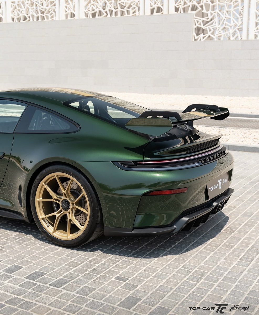 PorscheCIub's tweet photo. Oak Green Metallic Neo 992 GT3 https://t.co/AinuhSAQh2