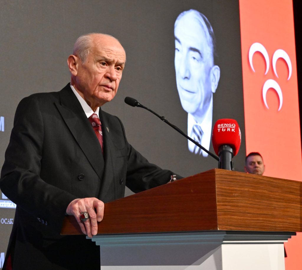 ayyildirim1's tweet photo. Liderimiz Sayın Devlet Bahçeli: 3 Ekim 2009 tarihinde Nahçıvan’da Türkiye, Azerbaycan, Kazakistan ve Kırgızistan tarafından Nahçıvan Anlaşması imzalanmış bu tarih, Türk dünyasında çok taraflı iş birliğinin kurumsal bir zemine taşınması bakımından müstesna bir dönüm noktası olmuştur.

Anlaşma ile Türk Dili Konuşan Ülkeler İşbirliği Konseyi’nin, bilinen adıyla Türk Keneşi’nin kuruluşunun temelleri atılmıştır.

Nahçıvan Anlaşması Türk devletleri arasındaki tarihi, kültürel ve beşerî bağların çağın şartlarına uygun bir kurumsal yapı içerisinde geliştirilmesi bakımından bir iradenin tezahürüdür.

Bu irade, 2010 yılında İstanbul’da gerçekleştirilen zirveyle kurumsal mahiyet kazanmış ve Türk Keneşi faaliyetlerine başlamıştır.

Geçen süre içerisinde Türk devletleri arasındaki münasebetler; siyasi ve diplomatik temaslardan ekonomiye, ulaştırmadan enerjiye, eğitimden kültüre, güvenlikten bilim ve teknolojiye kadar uzanan geniş bir iş birliği perspektifiyle derinlik kazanmıştır. Böylece tarihi bağlar, yalnızca geçmişin hatırası olarak korunmamış geleceğin müşterek imkânlarını şekillendiren bir zemine dönüştürülmüştür.

12 Kasım 2021 tarihinde İstanbul’da gerçekleştirilen 8. Zirve’de Türk Keneşi’nin adı “Türk Devletleri Teşkilatı” olarak değiştirilmiş, Türk dünyasındaki iş birliği daha kapsamlı ve kurumsal bir hüviyete kavuşturulmuştur.

Bugün Türk Devletleri Teşkilatı; Türk devletlerinin ortak meselelerini istişare, dayanışma ve iş birliği anlayışı içerisinde ele alan, siyasi, ekonomik, kültürel ve stratejik alanlarda ilişkilerin geliştirilmesine katkı sağlayan önemli bir uluslararası teşkilat olarak faaliyetlerini sürdürmektedir.

Türk dünyasının istikbali tarihi hafızanın muhafazası, kültürel bağların güçlendirilmesi ve sahip olunan müşterek mirasın bilim, teknoloji, ekonomi, eğitim ve diplomasi alanlarında somut kazanımlara dönüştürülmesiyle şekillenecektir.

Nahçıvan Anlaşması ile ortaya konulan iradenin, Türk dünyasının geleceğine uzanan kurumsal vizyonun temel taşlarından biri olduğuna inanıyoruz. Bu iradenin daha ileri seviyelere taşınması; devletlerimiz arasındaki dayanışmanın güçlendirilmesi, ortak menfaatlerin korunması ve Türk dünyasının bölgesel ve küresel ölçekte daha etkin bir konuma ulaşması bakımından önem arz etmektedir.

Milliyetçi Hareket Partisi olarak; “Dilde, fikirde, işte birlik” ülküsünü Türk dünyasında kurumsal bir anlayışa dönüştürmek, soydaşlarımızı aynı ülkü ve gelecek tasavvuru etrafında buluşturmak için mücadele eden bütün mefkûre sahiplerini saygıyla yâd ediyoruz.

Türklük idealini yüreğinde taşıyarak ömrünü bu kutlu davaya vakfeden, gerektiğinde canını bu yola adayan bütün dava ve fikir insanlarımızın aziz hatıralarını hürmetle anıyor; onların bıraktığı fikri ve manevi mirası gelecek nesillere aktarmayı tarihi bir sorumluluk kabul ediyoruz.

Bugün Türk dünyasının birlik ve dayanışması için emek veren, Türk milletinin geleceğine katkı sunan bütün gönül erlerine de şükranlarımızı arz ediyoruz.

Bu anlamlı tarih vesilesiyle 3 Ekim Türk Dünyası Günü’nü kutluyor; Türk devletleri ve soydaşlarımız arasındaki kardeşlik hukukunun, dayanışmanın ve iş birliğinin daha da güçlenmesini temenni ediyoruz.

Türk dünyasının birliği, dirliği ve istikbali daim olsun.