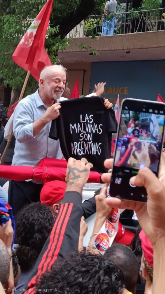 Pampa139's tweet photo. ❤️QUE PEDAZO DE CHAD ESTE LULA!

En la caravana de Río de Janeiro, mostró la remera de “Las Malvinas son Argentinas”🇦🇷❤️

El presidente de otro país es mas patriota que el presidente de nuestro país.

Que castigo este gordo bolsa de clonazepam, por dios. https://t.co/5GULy1fwlR