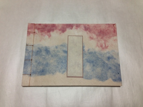 paperconsultant's tweet photo. ノートは、どれも同じ顔をしている。そう思っていました。
出雲雲紙の和帳は、表紙の雲模様が一冊ずつ違います。糸で綴じた、横長の一冊。
手元に置くなら、何を書き留めますか？
#出雲和紙 #和帳 https://t.co/Yp4419226A