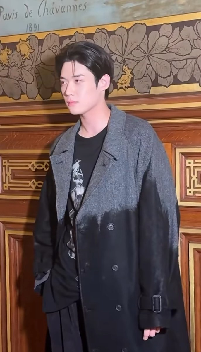 mhagukv's tweet photo. Standing out effortlessly in Paris with his unmatched presence and sharp high-fashion look

KIMYOONSIK YOHJIYAMAMOTO SS27
#YohjiYamamotoxKIMYOONSIK 
#YohjiYamamoto 
#YOONSIKPFWSS27 https://t.co/tdrSGopjC8