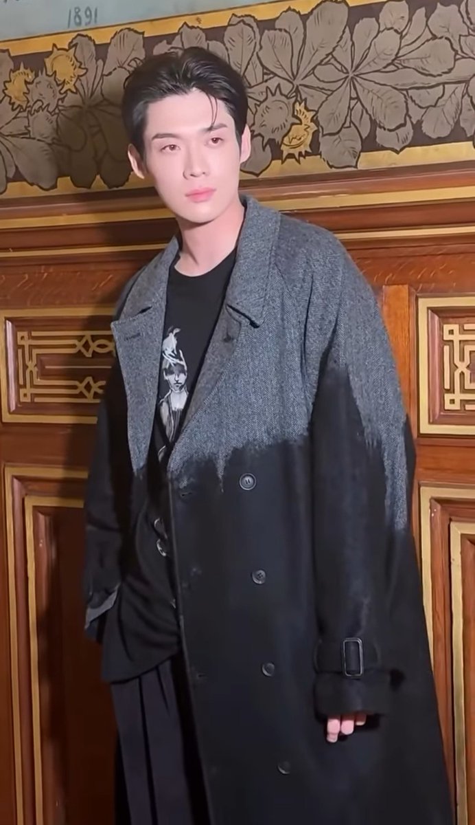 mhagukv's tweet photo. Standing out effortlessly in Paris with his unmatched presence and sharp high-fashion look

KIMYOONSIK YOHJIYAMAMOTO SS27
#YohjiYamamotoxKIMYOONSIK 
#YohjiYamamoto 
#YOONSIKPFWSS27 https://t.co/tdrSGopjC8