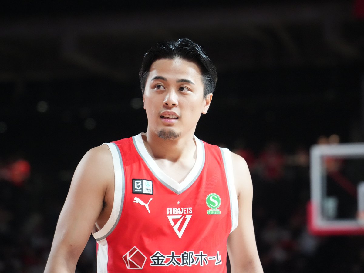 nikkei_sports's tweet photo. #富樫勇樹 選手に計4度の延長戦の間に何を考えていたかを聞くと、「がむしゃらにプレーするしかなかった」とのこと。「全員が疲れ、お互いにミスがあったけど、諦めない気持ちはすごく強かったと思う。今日みたいな諦めない試合をして、平日もたくさんの人に来てもらえるチームをつくっていきたい」 https://t.co/qYF6SG4KZb