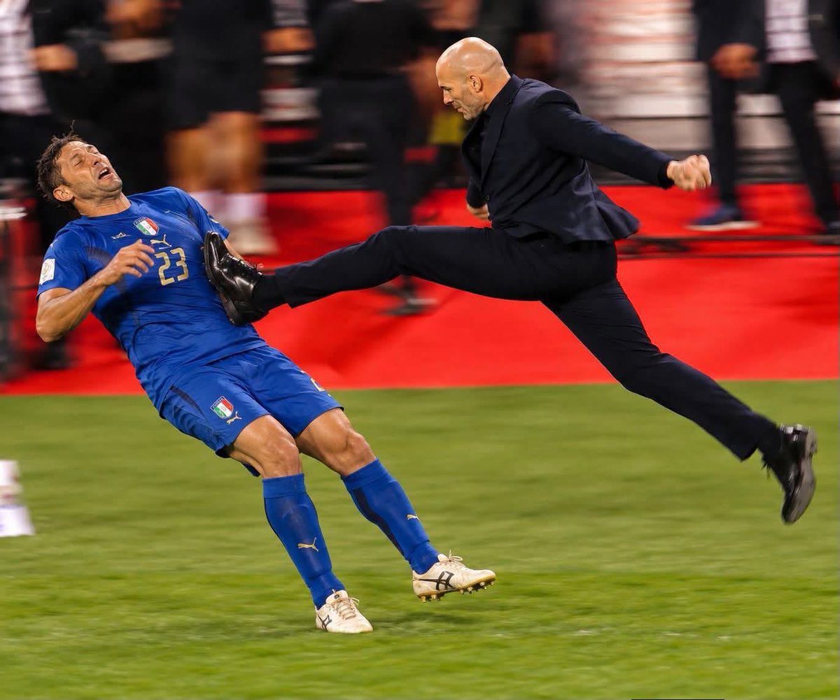 RLoub81167's tweet photo. J’espère quand la France va marquer ce soir zizou sa joie ne sera pas ça com 😅

@equipedefrance @ZidaneOfficial_ #france #italie @Azzurri_En https://t.co/KZ9zIgUgKR