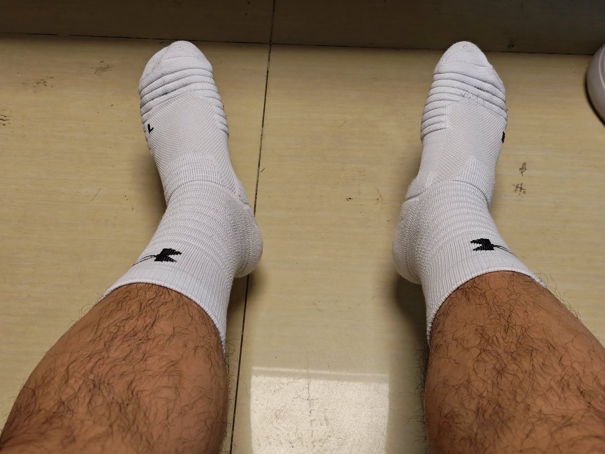 Mango01m's tweet photo. 爬山一下午的脚🦶#安德玛 https://t.co/REt4uFF1dm