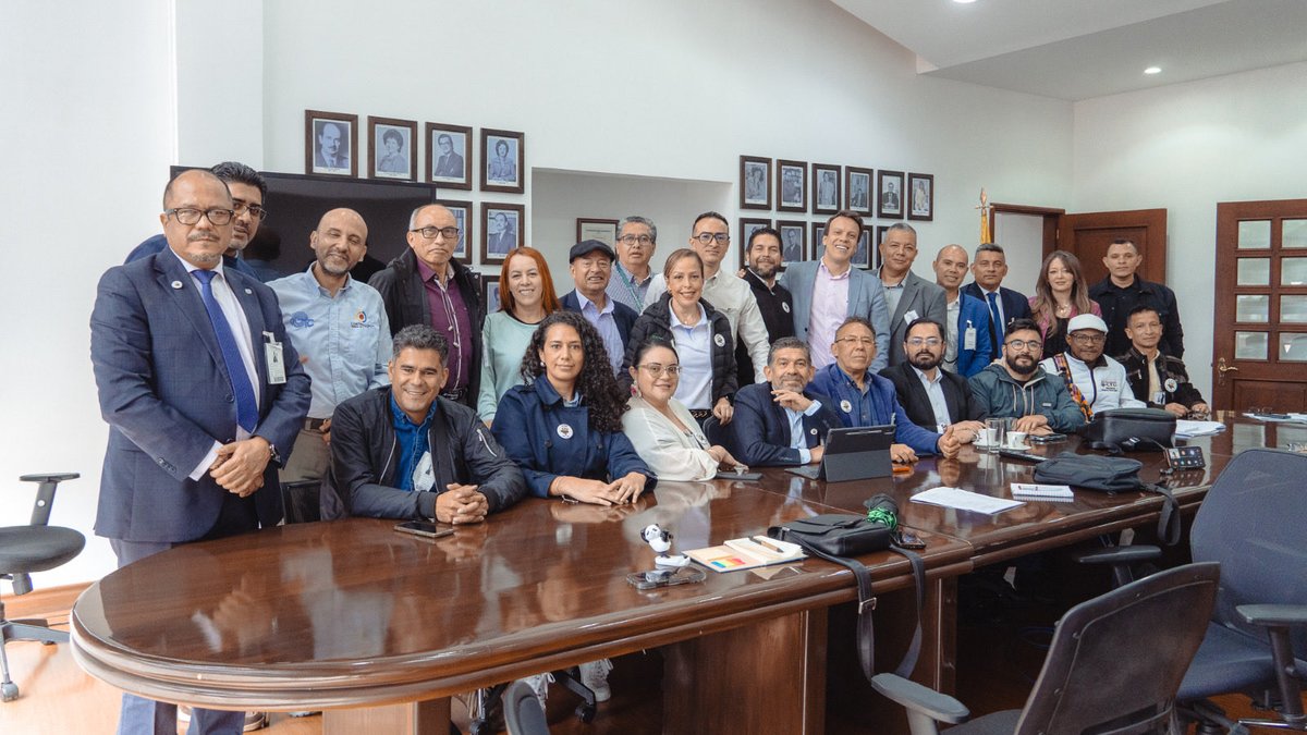 DAFP_COLOMBIA's tweet photo. Seguimos con nuestros Viernes de Diálogo, un espacio para escuchar las propuestas de las organizaciones sindicales que quieren aportar a la construcción de una Patria Milagro. https://t.co/3gZhWFf386