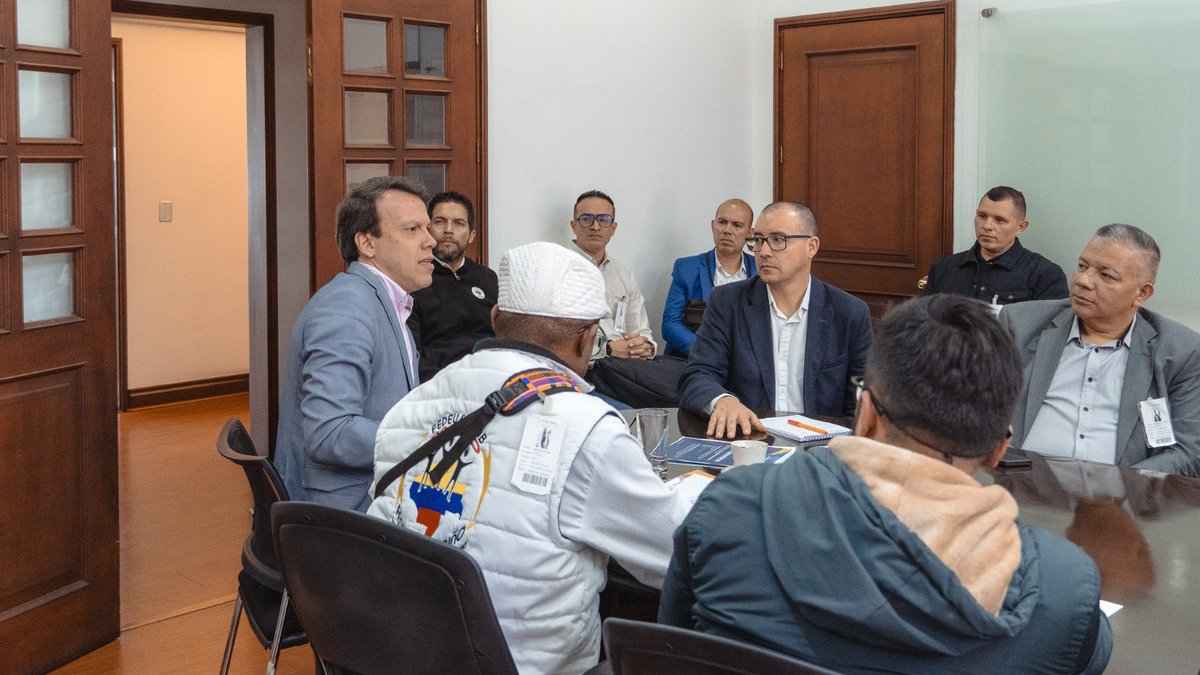 DAFP_COLOMBIA's tweet photo. Seguimos con nuestros Viernes de Diálogo, un espacio para escuchar las propuestas de las organizaciones sindicales que quieren aportar a la construcción de una Patria Milagro. https://t.co/3gZhWFf386
